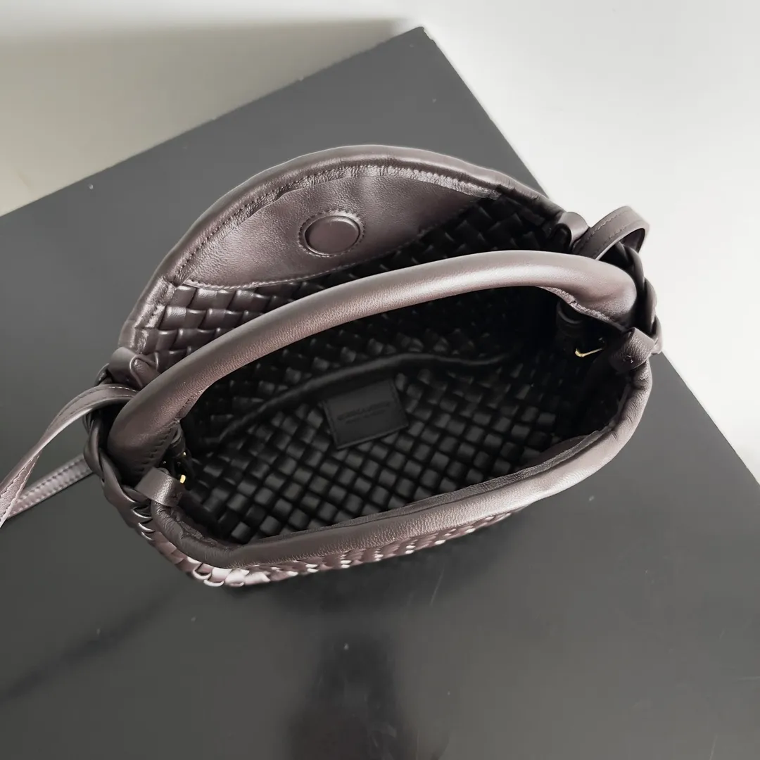 Batch 1760 BOTTEGA VENETA's new mini COBBLE bag. This season's mini Cobble series brings a new style of handbag. The body of the bag resembles the shape of a "Yuanbao", giving you good luck throughout autumn and winter! This Yuanbao bag is made of three pieces of quilted cotton and has an unlined body, showing its quiet power. The bag is carefully designed to create a three-dimensional look. The joints and edges are decorated with lambskin strips to create a sense of simplicity. The handbag is not lined, so you can directly appreciate the consistent lambskin on the outside and inside. It is beautiful both inside and outside. The top handle of this handbag is made of leather-wrapped rope and is quite sturdy. The detachable shoulder strap is secured by a leather buckle inside the bag. Can be carried by hand, carried on the shoulder or cross-body, very easy to match! Style number: 805739 Size: 23*11*8cm